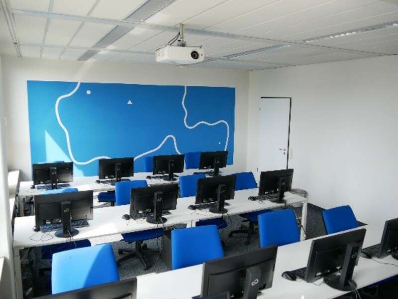 Foto unseres IT-Seminarraums 12 in München-Neuperlach
