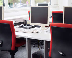 Seminarraum mit Stühlen, einem Tisch, einem Bildschirm und Tastatur